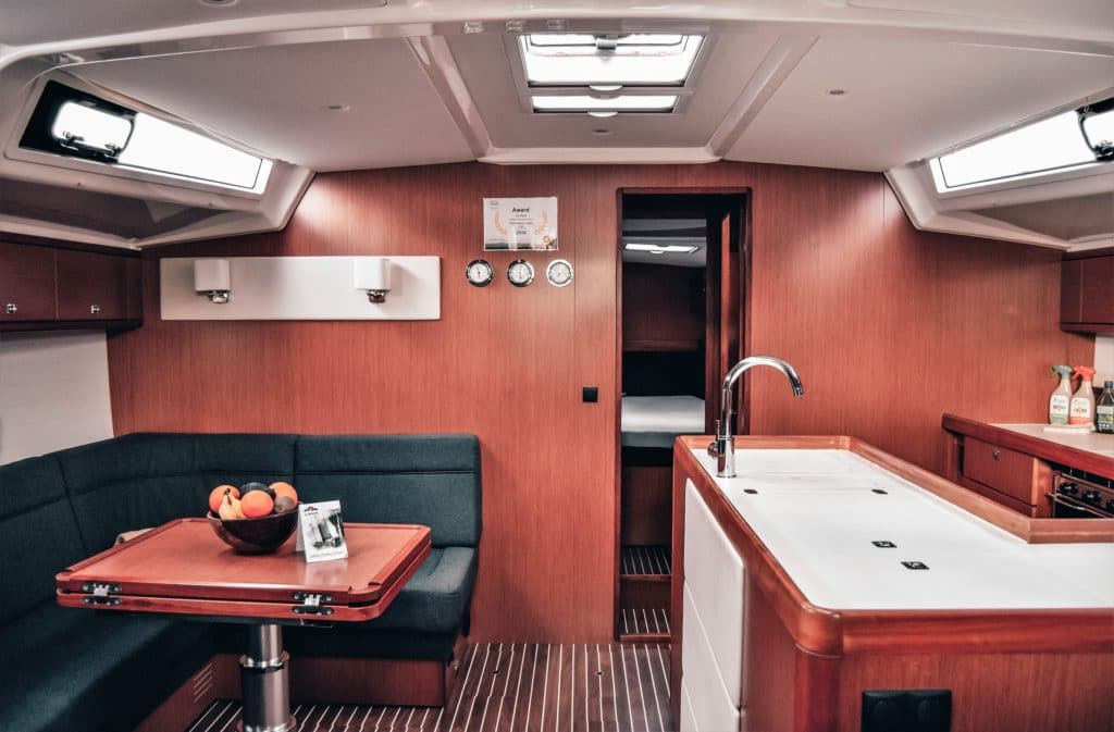 Küche und Sitzgruppe Bavaria Cruiser 56 Gatsby