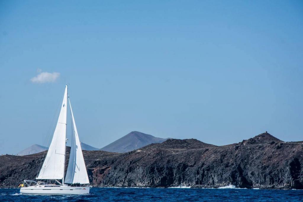 Bavaria Cruiser 56 Gatsby segelt im Atlantik in Nähe der Küste von Lanzarote (Kanarische Inseln)