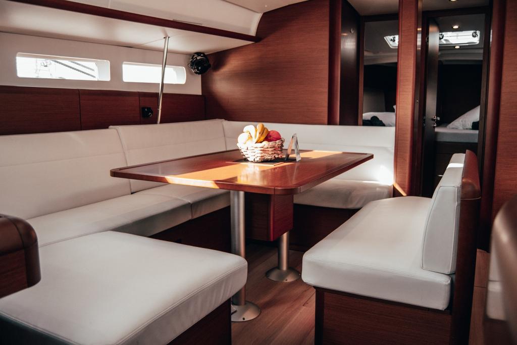 La Flaca Jeanneua Sun Odyssey 519 Inside Sailing Boat