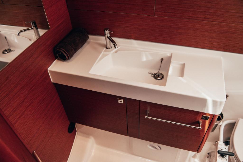 La Flaca Jeanneua Sun Odyssey 519 Bathroom Sailing Yacht